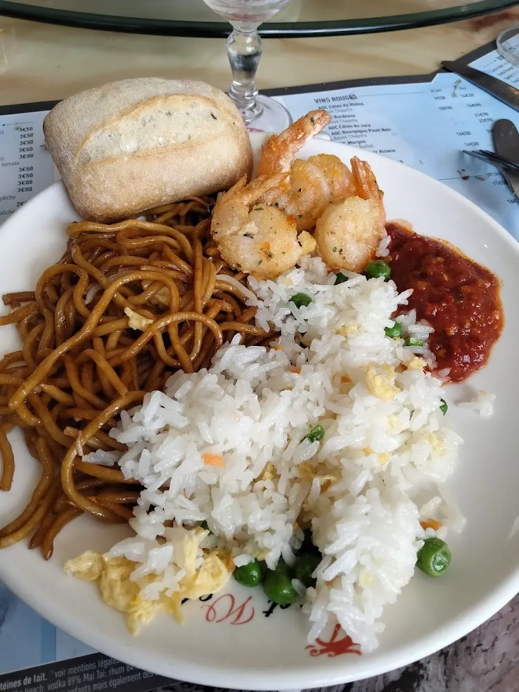 Crevettes Grillées Riz Cantonais Et Nouilles Sautées